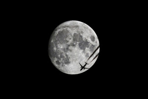 Mond mit Flieger 1200px